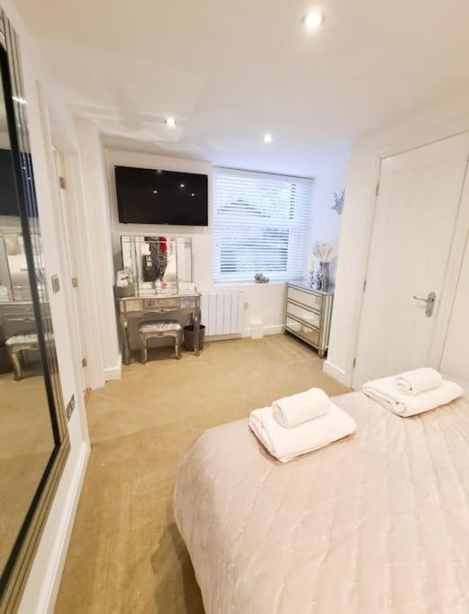 The Hideaway Luxury 5* 2 Bed Garden Apartment 스카버러 외부 사진